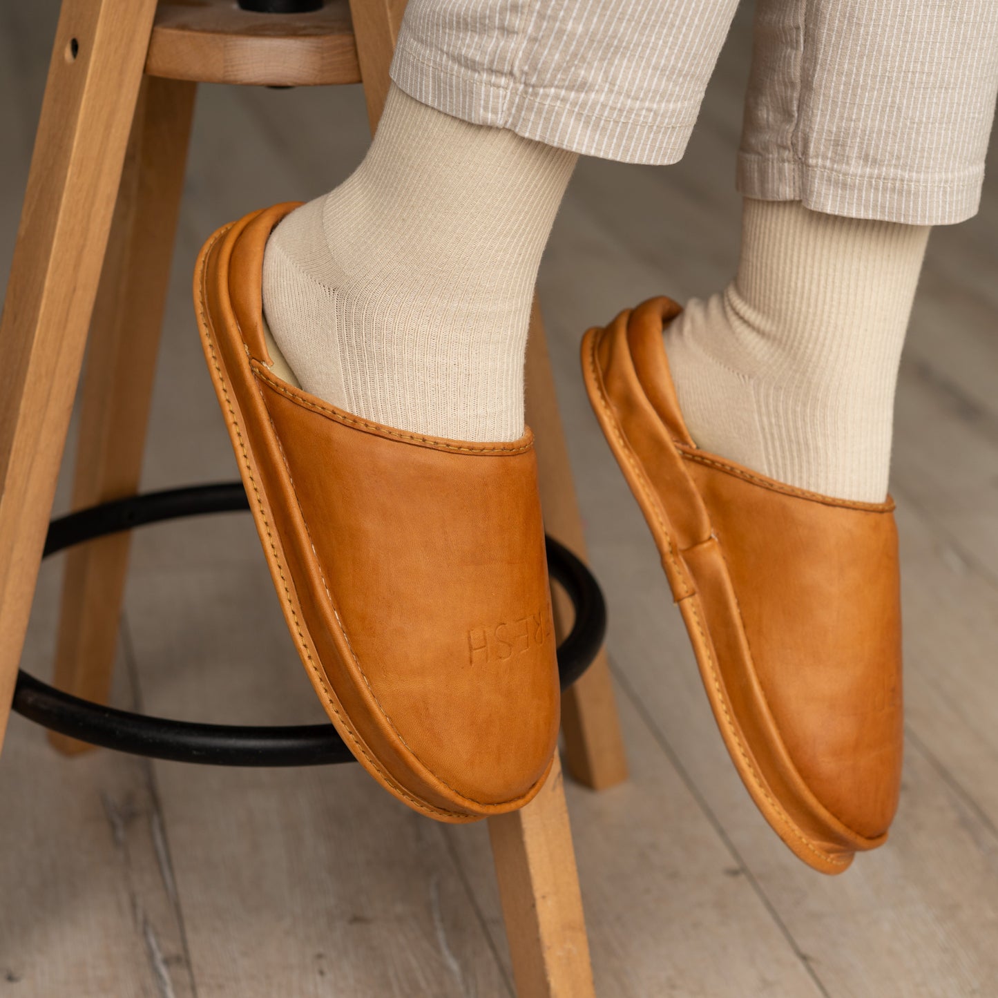 SPA GAIT Mocha Skin brown leather clogs worn indoors with ribbed socks. Soft leather slippers with anatomical footbed that moulds to your footprint. Comfortable leather clogs for all-season home wear — warm in winter, breathable in summer. Designed for everyday movement and conscious living.

SPA GAIT Mocha Skin clogs worn on feet. Ergonomic leather footwear with breathable materials and adaptive structure for everyday comfort.