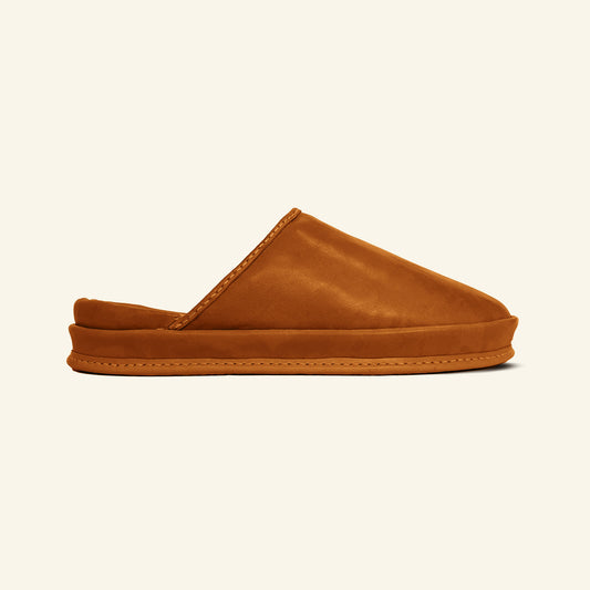 SPA GAIT Mocha Skin brown leather clogs photographed on white background. Anatomical shoes handcrafted from durable vegetable-tanned leather. Slip-on design with adaptive footbed for everyday comfort. Natural leather clogs for women seeking eco-friendly, breathable footwear.
SPA GAIT adaptive clog in Mocha Skin, photographed on white background. Rich brown anatomical shoe made from vegetable-tanned leather with adaptive footbed and minimalist silhouette